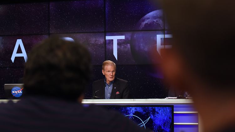 Bill Nelson auf einer Pressekonferenz vor dem fehlgeschlagenen Start.