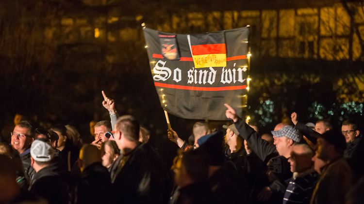 Demonstration von Rechtsextremen gegen die Migrationspolitik 2015. Droht ein neuer Aufschwung der Rechten?