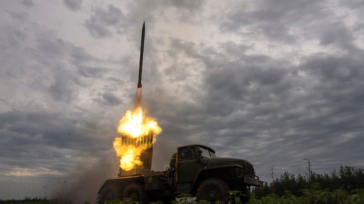 Ein ukrainischer Mehrfachraketenwerfer feuert auf russische Stellungen an der Frontlinie.