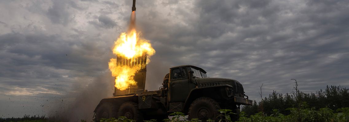 Ein ukrainischer Mehrfachraketenwerfer feuert auf russische Stellungen an der Frontlinie.