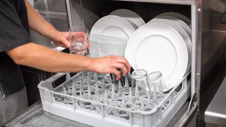 In Restaurants und Kliniken muss Geschirr mit sehr heißem Wasser in speziellen Maschinen gespült werden. 