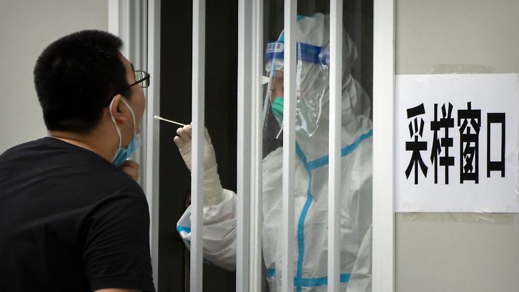 China setzt im Kampf gegen das Coronavirus auf Massentests und Lockdowns.