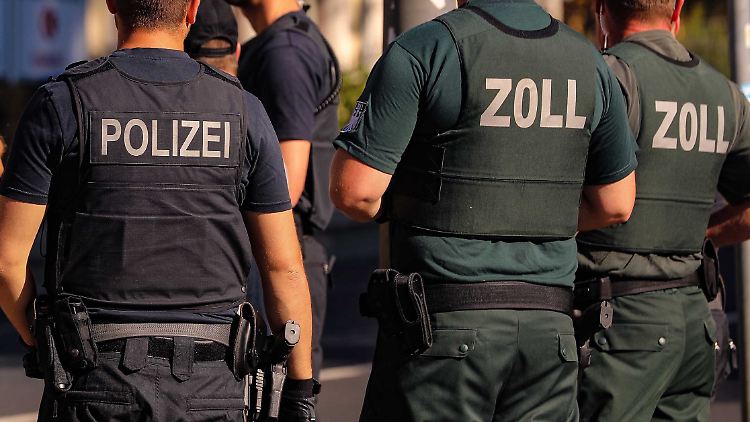 Der Zoll durchsucht bei der Razzia sieben Firmen und Privaträume.