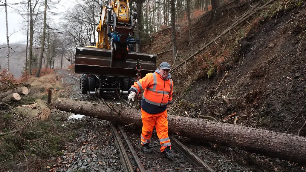 Ein-Sturmtief-hat-zu-starken-Einschraenkungen-im-Zugverkehr-gefuehrt