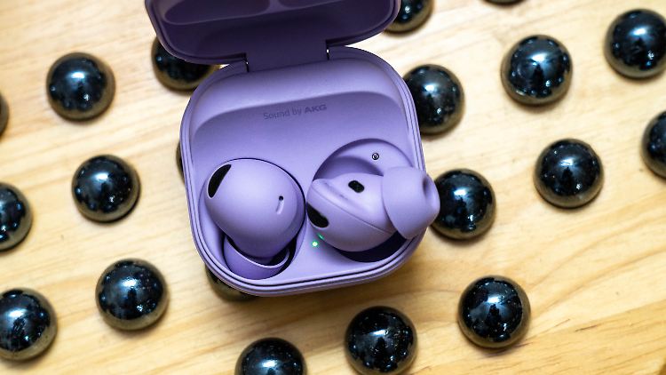 Die Samsung Galaxy Buds 2 Pro gibt es in Lila, Dunkelgrau und Weiß.