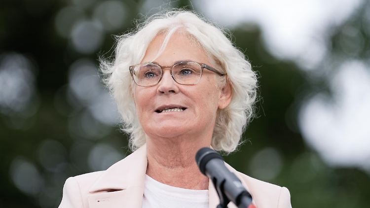 Die Bundeswehr müsse die Landes- und Bündnisverteidigung gewährleisten können, betont Lambrecht.