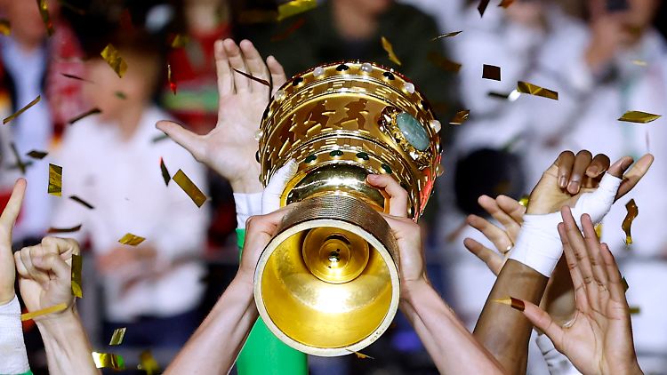 Der DFB-Pokal wird im Mai vergeben.