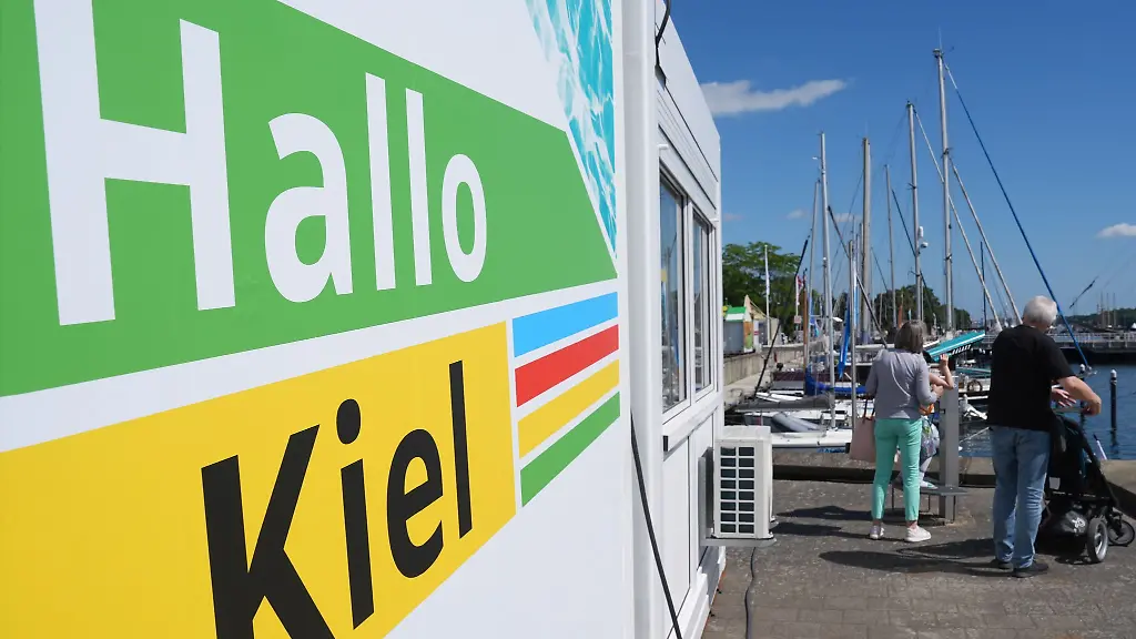 Hallo-Kiel-steht-an-einem-Container-an-der-Kiellinie