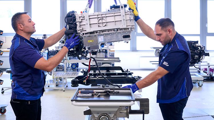 BMW-Mitarbeiter fügen bei der Produktion von Brennstoffzellensystemen für das Wasserstoffauto BMW iX5 Hydrogen Baugruppen zusammen.