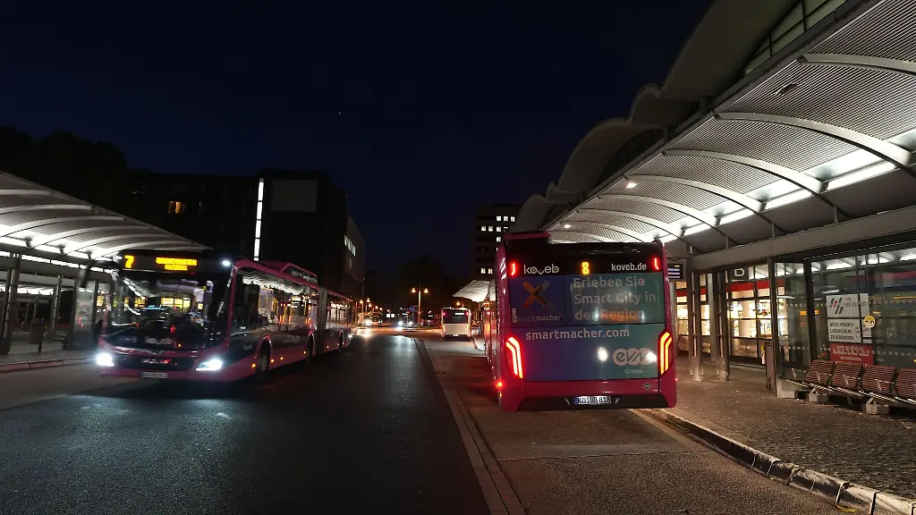 Der-Zentrale-Omnibusbahnhof-ist-am-Morgen-noch-fast-menschenleer