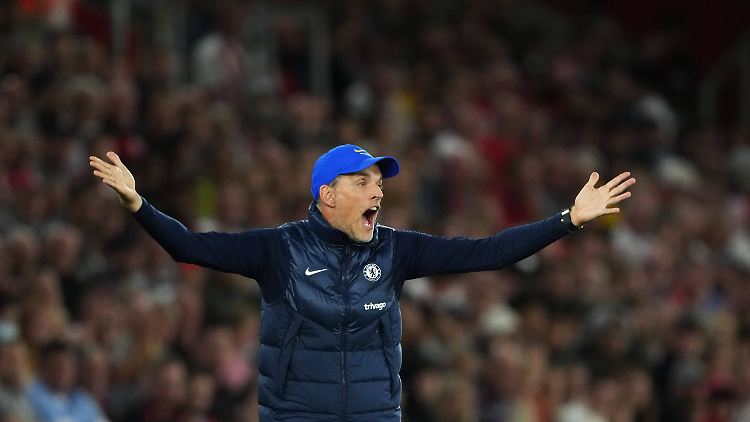 Der deutsche Trainer Thomas Tuchel breitet seine Arme aus und ruft seine Anweisungen in die Nacht von Southampton. Erfolgreich ist es nicht.
