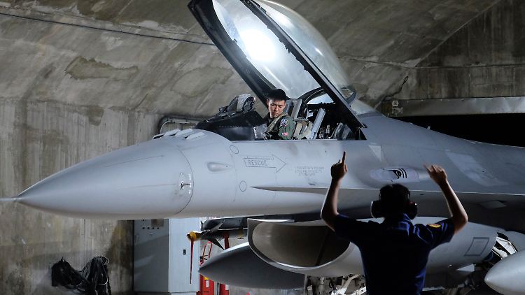 Ein F16-Kampfjet der taiwanesischen Armee bei einer nächtlichen Übung.