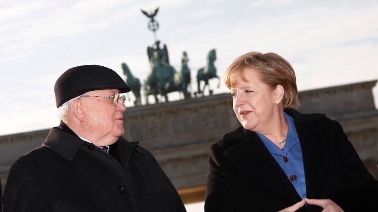 Gorbatschow habe die Geschichte zum Guten verändert, sagt Merkel über ihn. Hier stehen sie 2011 vor dem Brandenburger Tor. 