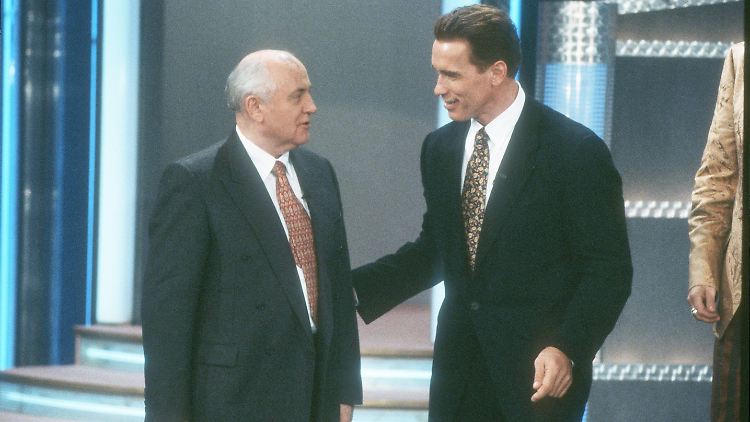 Gorbatschow und Schwarzenegger waren 1996 gemeinsam bei "Wetten, dass..?" zu Gast.
