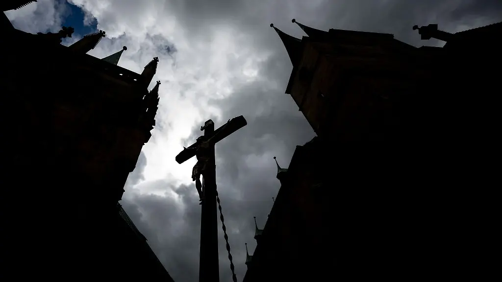 Ein-Kruzifix-steht-im-Hof-des-Doms-in-Erfurt