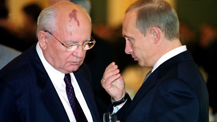 Der frühere sowjetische Staatschef Michail Gorbatschow im Jahr 2002 mit Wladimir Putin, der damals bereits russischer Präsident war.
