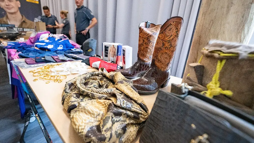 Eine-Tasche-und-Cowboystiefel-aus-verbotenen-Tierhaeuten-werden-unter-anderem-im-Rahmen-der-Jahrespressekonferenz-gezeigt