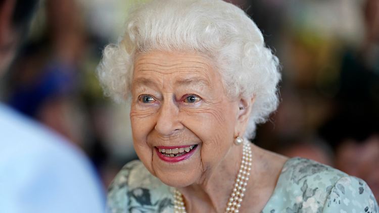 Eigentlich sollte die Queen für das Ereignis ihre Sommerpause auf Balmoral unterbrechen, aber sie hat gesundheitliche Probleme.