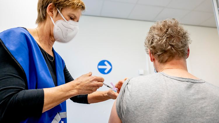 Zwei angepasste Impfstoffe von Biontech und Moderna könnten schon bald zugelassen werden.