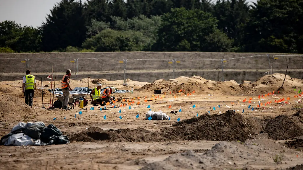 Mitarbeiter-des-Archaeologischen-Landesamtes-arbeiten-bei-einer-archaeologischen-Hauptuntersuchung-auf-dem-Northvolt-Gelaende