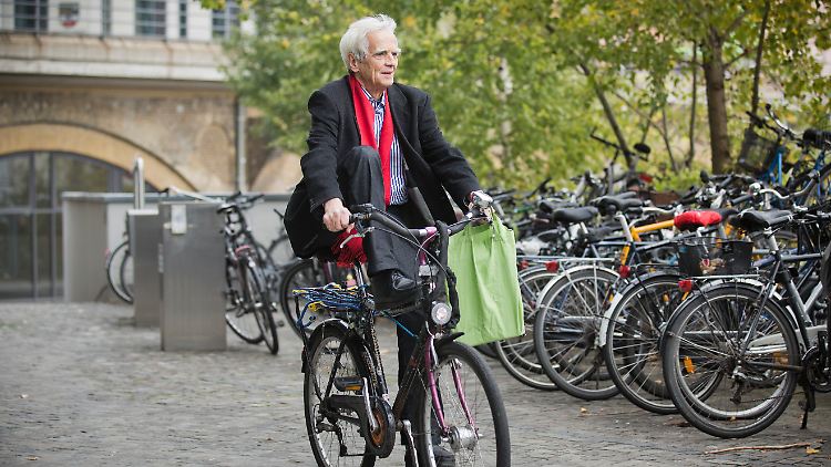 Niemals ohne Fahrrad: Christian Ströbele vor einigen Jahren unterwegs im Berliner Regierungsviertel.