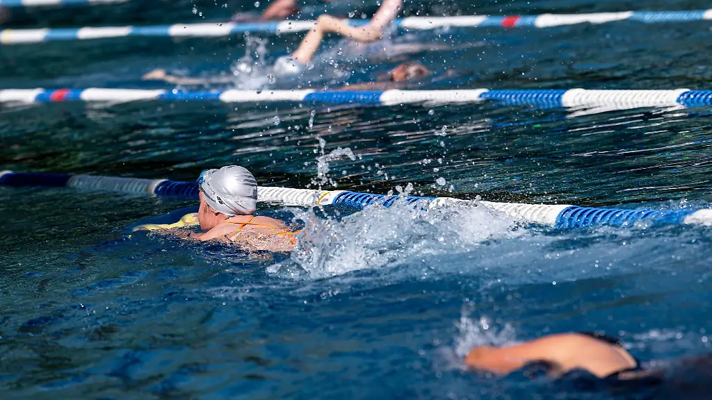 Badegaeste-schwimmen-im-Sommerbad-Kreuzberg-im-Sportbecken