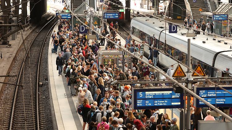 "Man schaut am Bahnhof auf den Zugzielanzeiger und sieht Hinweise wie 'Verspätete Bereitstellung': Züge haben Verspätung, bevor sie überhaupt losgefahren sind", sagt Claus Weselsky.