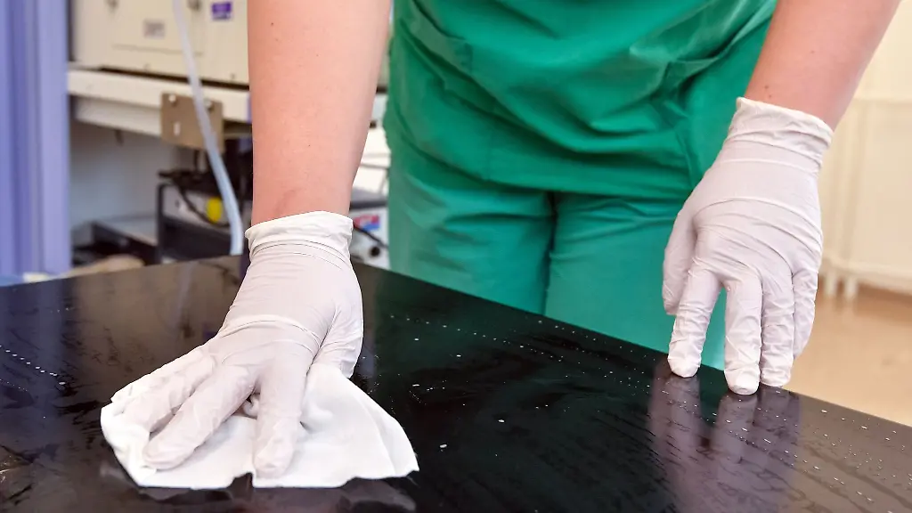 Symbolbild-Reinigung-einer-Krankenhausliege-mit-Desinfektionsmittel