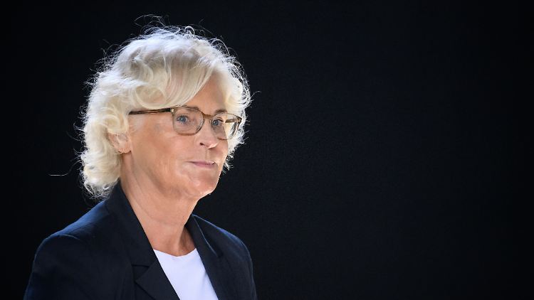 Diesmal geht es nicht um schwere Waffen für die Ukraine, sondern um Schutzwesten für die Bundeswehr: Verteidigungsministerin Lambrecht liefert nicht.