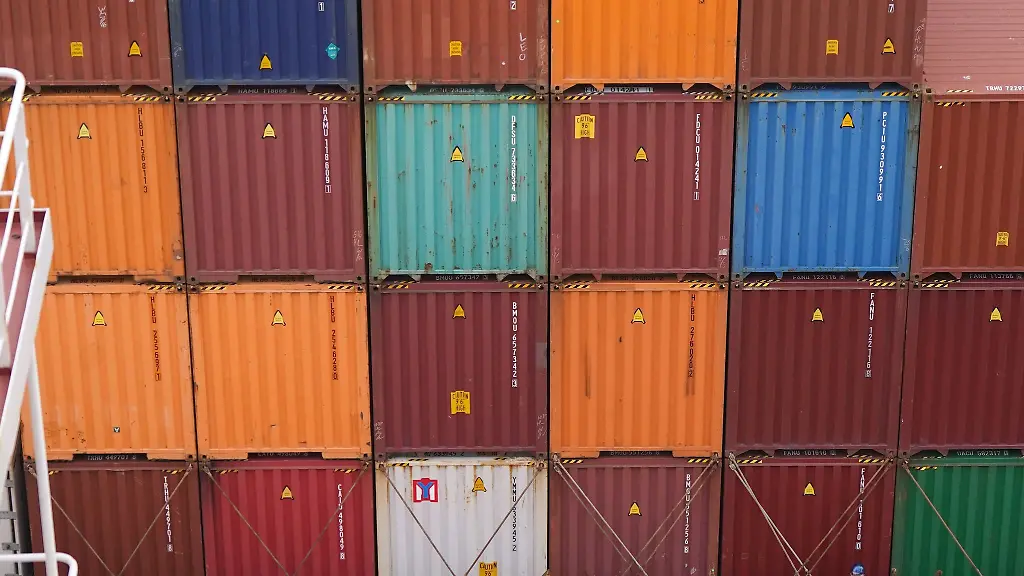 Ein-Lascher-sichert-die-Container-auf-einem-Containerschiff-am-Container-Terminal-Altenwerder-CTA-im-Hamburger-Hafen