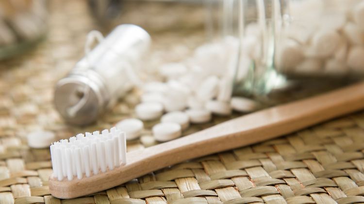 Gut gemeint, aber oft nicht ganz plastikfrei: Holz- und Bambuszahnbürsten tragen in der Regel auch noch Plastikborsten.