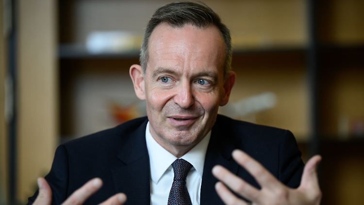 Wie viel das neue, bundesweit gültige Ticket kosten soll, kann Verkehrsminister Wissing noch nicht sagen.