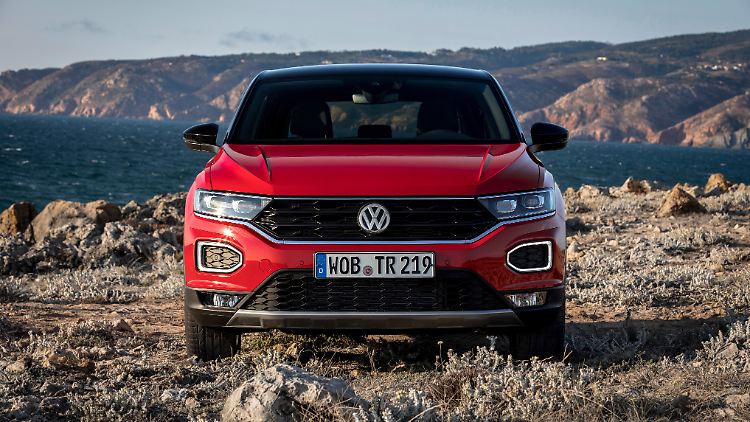 Der T-Roc fällt auf mit seiner bulligen Front, den markanten Radkästen und den großen Schwellern.