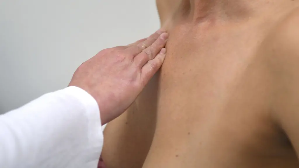 Eine-Medizinische-Tastuntersucherin-MTU-untersucht-die-Brust-einer-Patientin