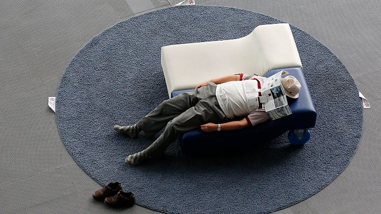 Ein Museumsbesucher in Japan macht ein Schläfchen: In dem Land sind Nickerchen auch in der Öffentlichkeit nicht so verpönt wie anderswo.