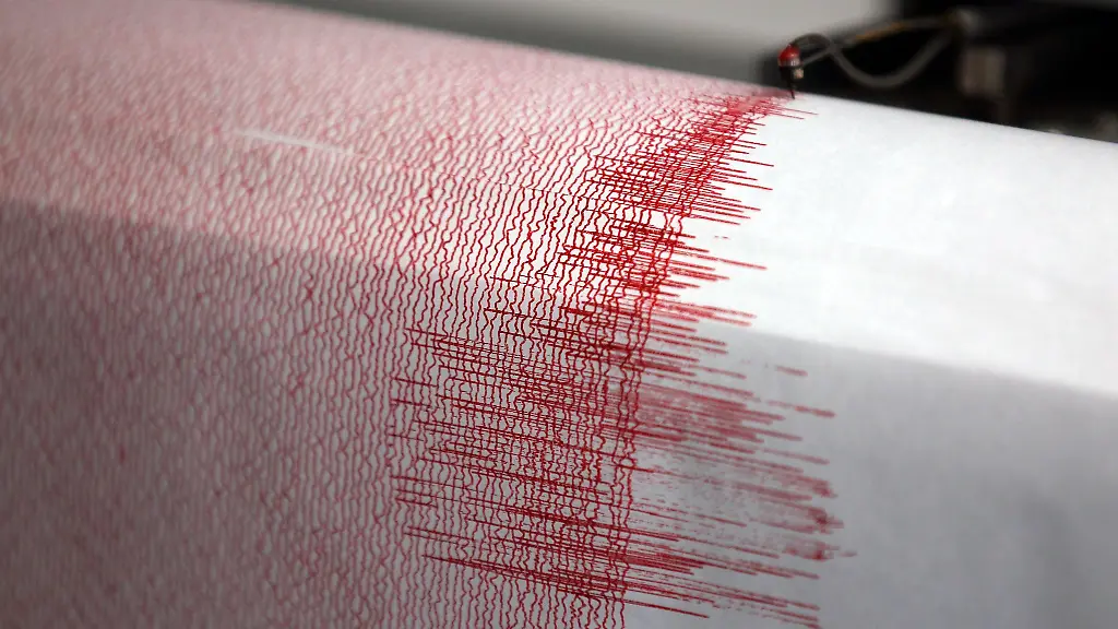 Der-Seismograph-der-Erdbebenwarte-verzeichnet-Ausschlaege