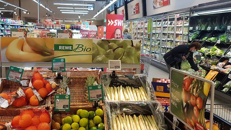 Die anziehende Inflation und die hohen Energiepreise sorgen auch in Supermärkten für höhere Preise.