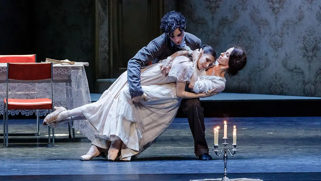 Die-Taenzer-Edvin-Revazov-als-Tennessee-l-r-Alina-Cojocaru-als-Laura-Rose-Wingfield-und-Patricia-Friza-als-Amanda-Wingfield-tanzen-auf-der-Fotoprobe-von-Die-Glasmenagerie