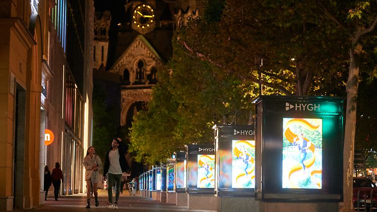 Leuchtreklame am Breitscheidplatz in Berlin. Die Lichter werden hier heute Abend vermutlich nicht ausgehen.