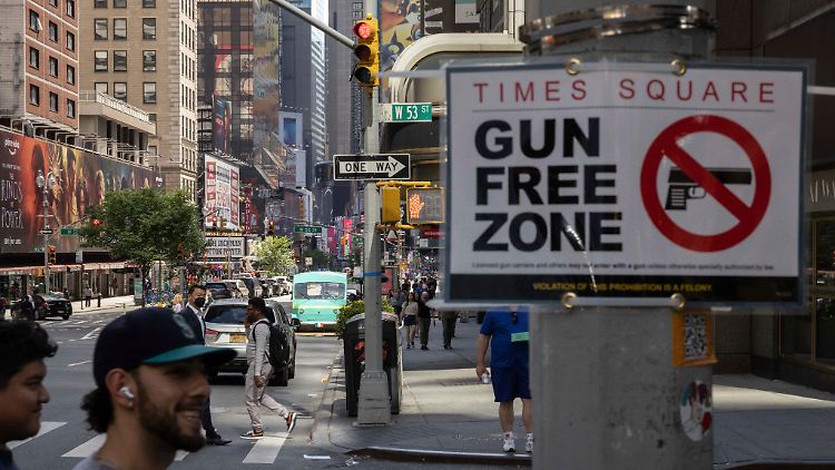 New York werde "weiterhin eine Vorreiterrolle spielen und vernünftige Gesetze zum Schutz vor Waffengewalt umsetzen", erklärte Gouverneurin Hochul in New York.