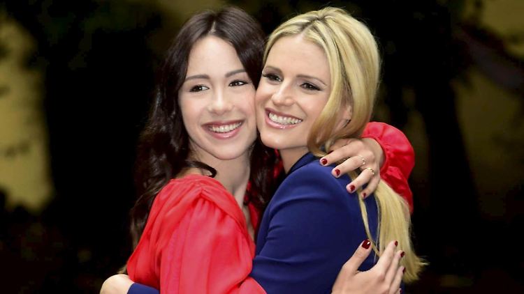 Haben sie ein gemeinsames Geheimnis? Aurora Ramazzotti (l.) und ihre Mutter Michelle Hunziker.