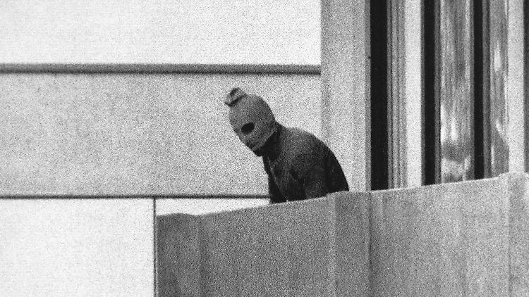 Einer der palästinensischen Terroristen ist auf einem Balkon zu sehen.