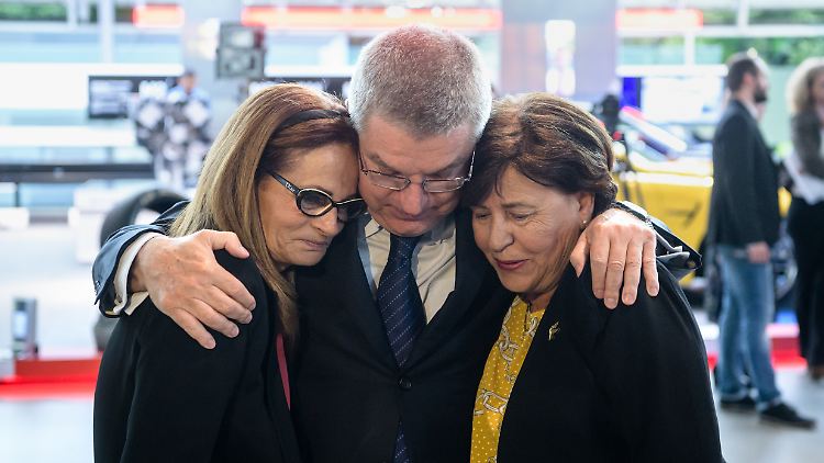 IOC-Präsident Thomas Bach im Jahr 2017 mit den Hinterbliebenen lana Romano, Witwe des bei der Geiselnahme ermordeten israelischen Gewichthebers Josef Romano (l.), und Anke Spitzer, Witwe des ermordeten israelischen Fechtmeisters Andre Spitzer.