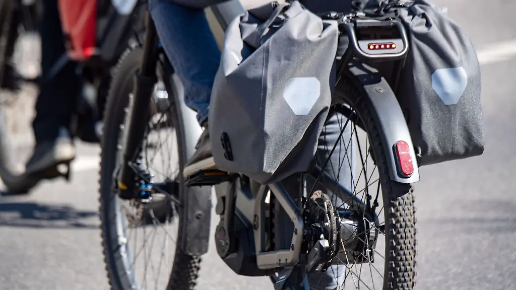 Touristen-fahren-mit-Elektroraedern