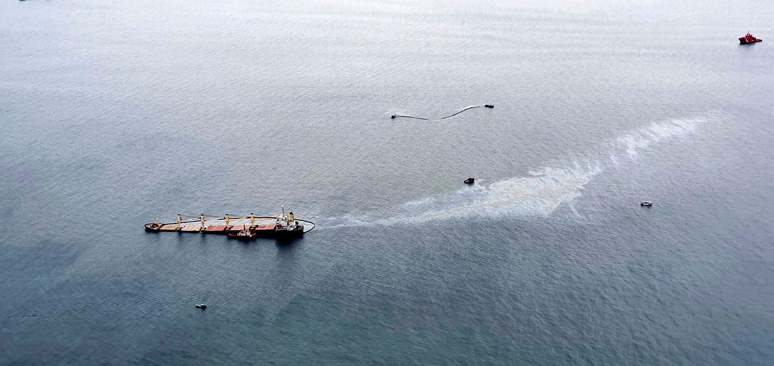 Eine Schiffskollision im Südwesten Europas alarmiert Fischer, Behörden und Naturschützer: Ein knapp 180 Meter langes Frachtschiff verliert nach dem nächtlichen Zusammenstoß mit einem Flüssiggastanker Öl. 