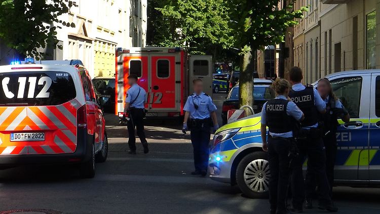 Die Ermittlungen nach den tödlichen Schüssen auf einen Jugendlichen in Dortmund werden nun auf weitere Polizeibeamte ausgeweitet. 
