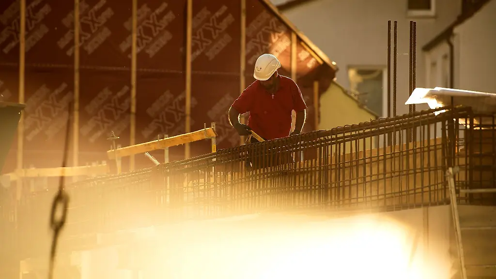 Auf-Baustellen-gibt-es-kein-Hitzefrei-Arbeitgeber-muessen-ihre-Beschaeftigten-bei-hohen-Temperaturen-aber-schuetzen-etwa-durch-Verlagerung-der-Arbeitszeiten-in-kuehlere-Stunden