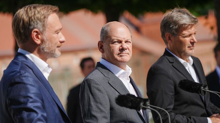 Die Zufriedenheit mit der ersten Reihe der Regierung (im Bild: Lindner, Scholz und Habeck) ist eher durchwachsen.