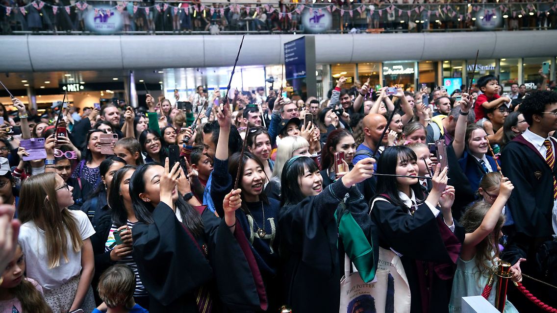 Unterhalten wurden die Fans unter anderem von Schauspielern des West-End-Theaterstücks "Harry Potter and the Cursed Child", die einen "wand dance" (Zauberstab-Tanz) aufführten.