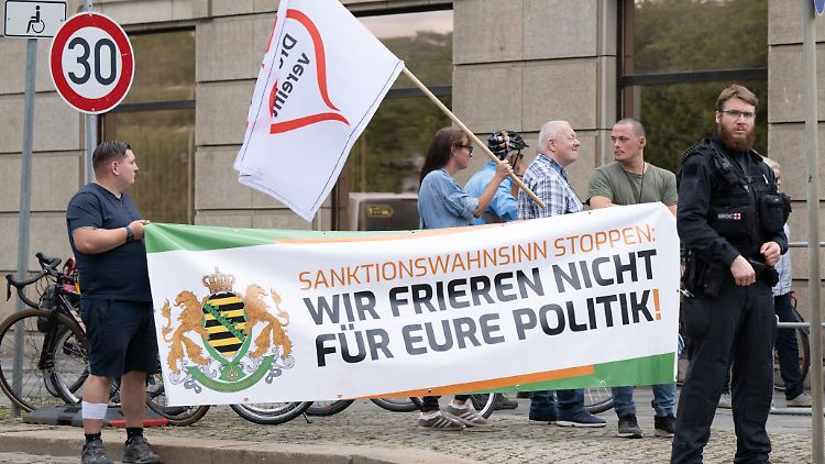 Die Freien Sachsen wollen sich kommenden Montag einem Protestzug der Linken anschließen - diese geht dagegen vor.